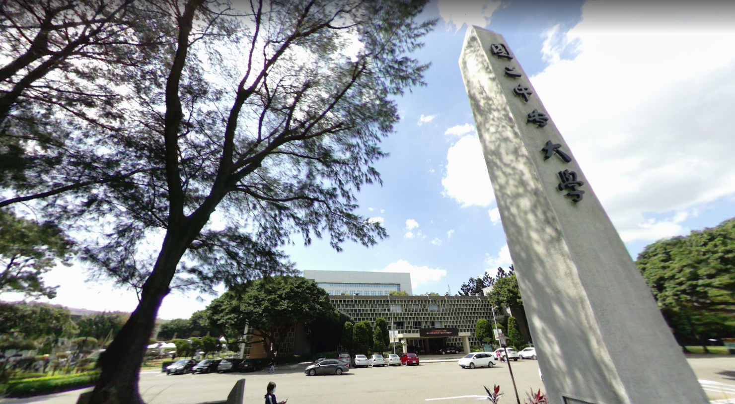 中央大學一對男女被目擊在窗邊進行親密行為。（翻攝自Google Maps）