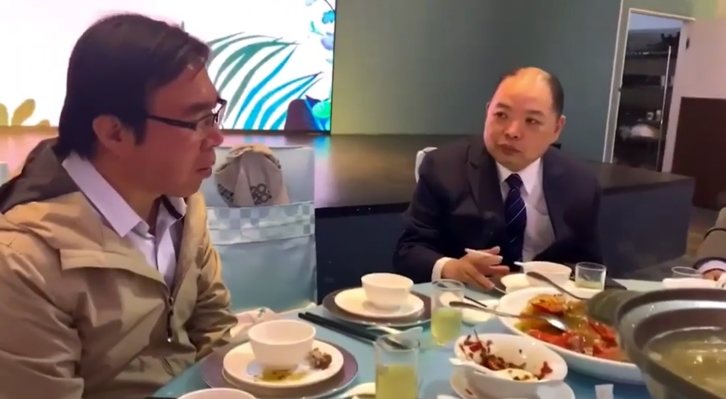 國策顧問黃承國（右）在餐會中與民進黨台北市議員張茂楠（左）對話。（翻攝國民黨立院黨團臉書）