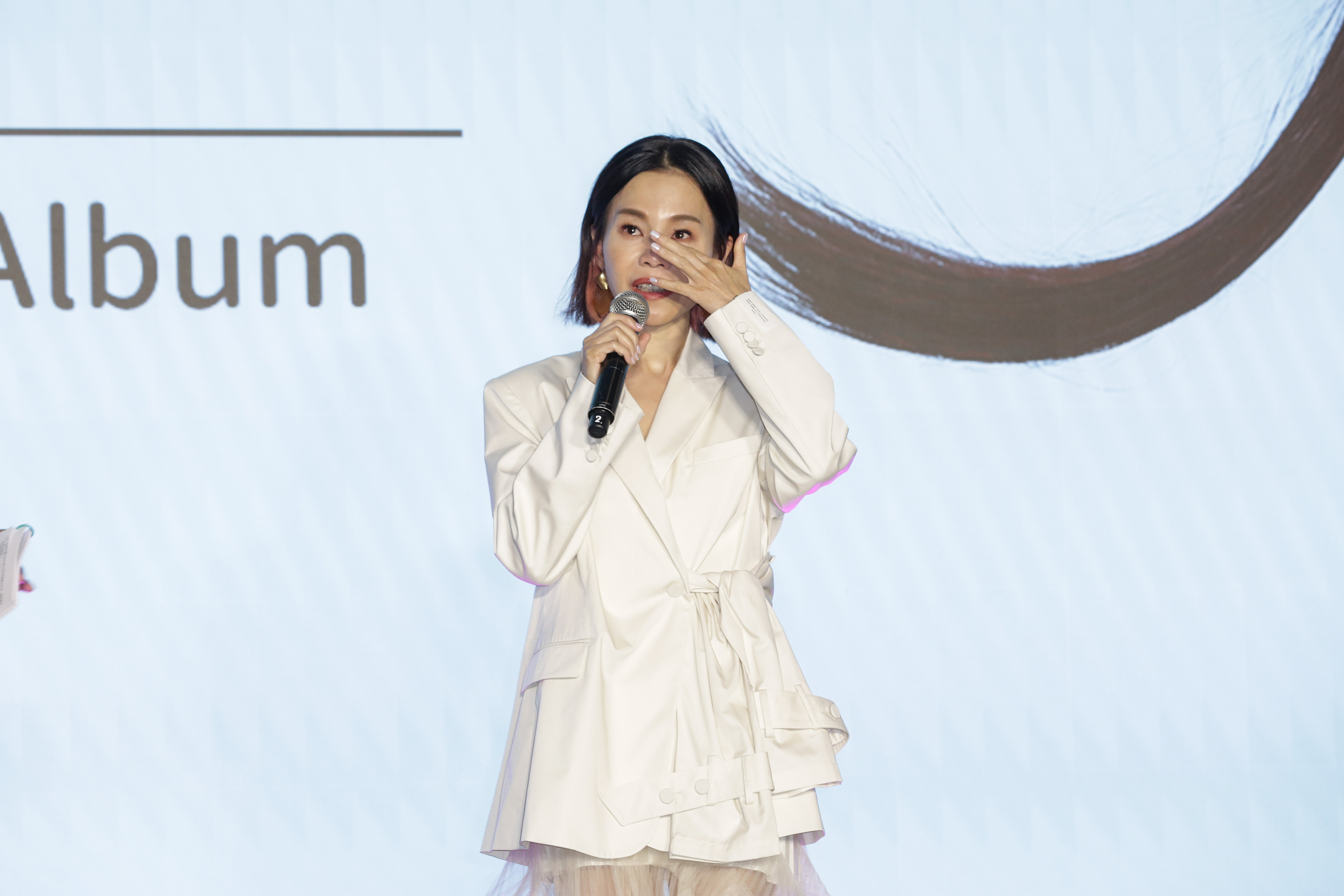 彭佳慧聊到新歌〈說實話〉，不禁在台上落淚。