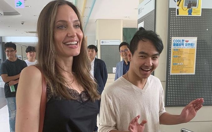  裘莉的兒子梅鐸斯（右）前年進入延世大學就讀，入學立刻成為風雲人物。（翻攝自網路）