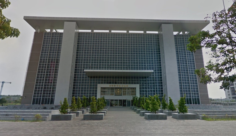 軍官老公輕生後，其妻子在遺物中翻到老公生前外遇，並遭到小三恐嚇勒索的證據。（圖為橋頭地院，翻攝自Google Maps）