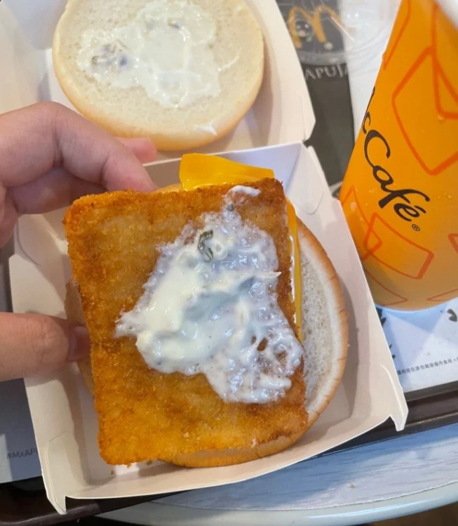 女網友到麥當勞點麥香魚,發現麥香魚的起司竟然只有一半。(翻攝自Dcard)