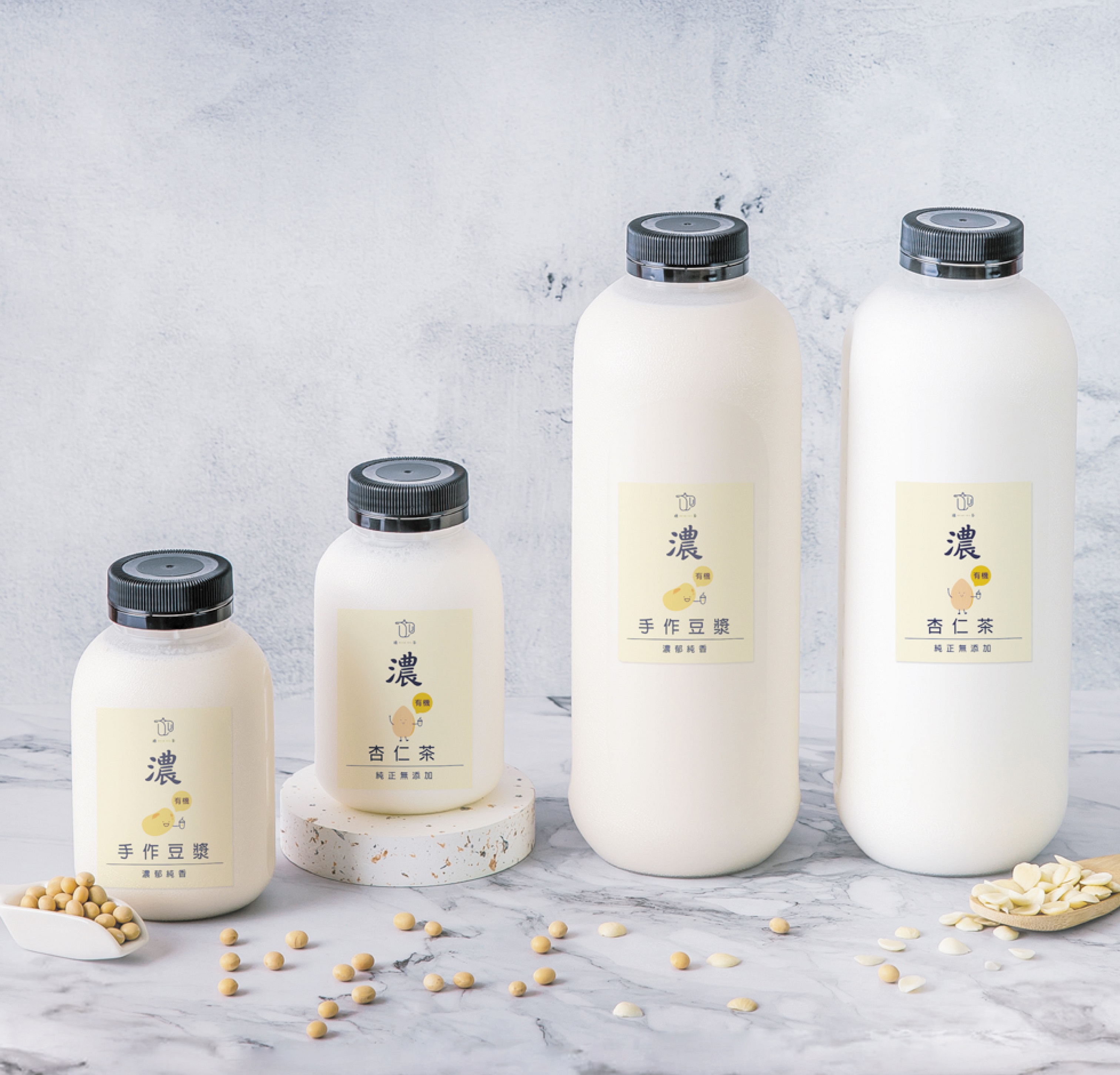 迪茶也推出限量販售的「手作濃豆漿」（50元／350cc、110元／1250cc），以及古早味「手作濃杏仁茶」（80元／350cc、180元／1250cc）（迪茶提供）