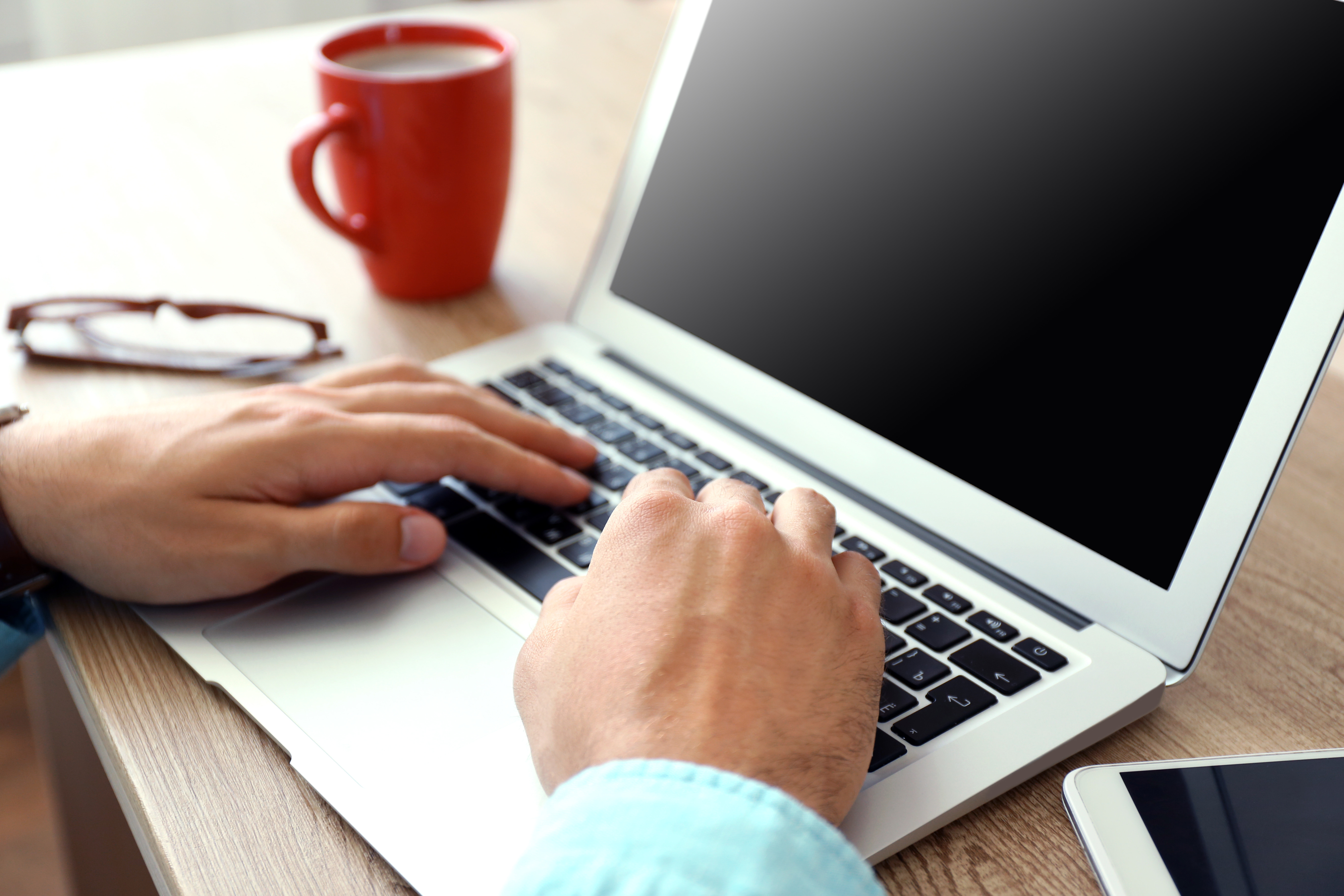 一名網友在PTT發問「為什麼工程師都不會確診？」引起網友熱議。（東方IC）