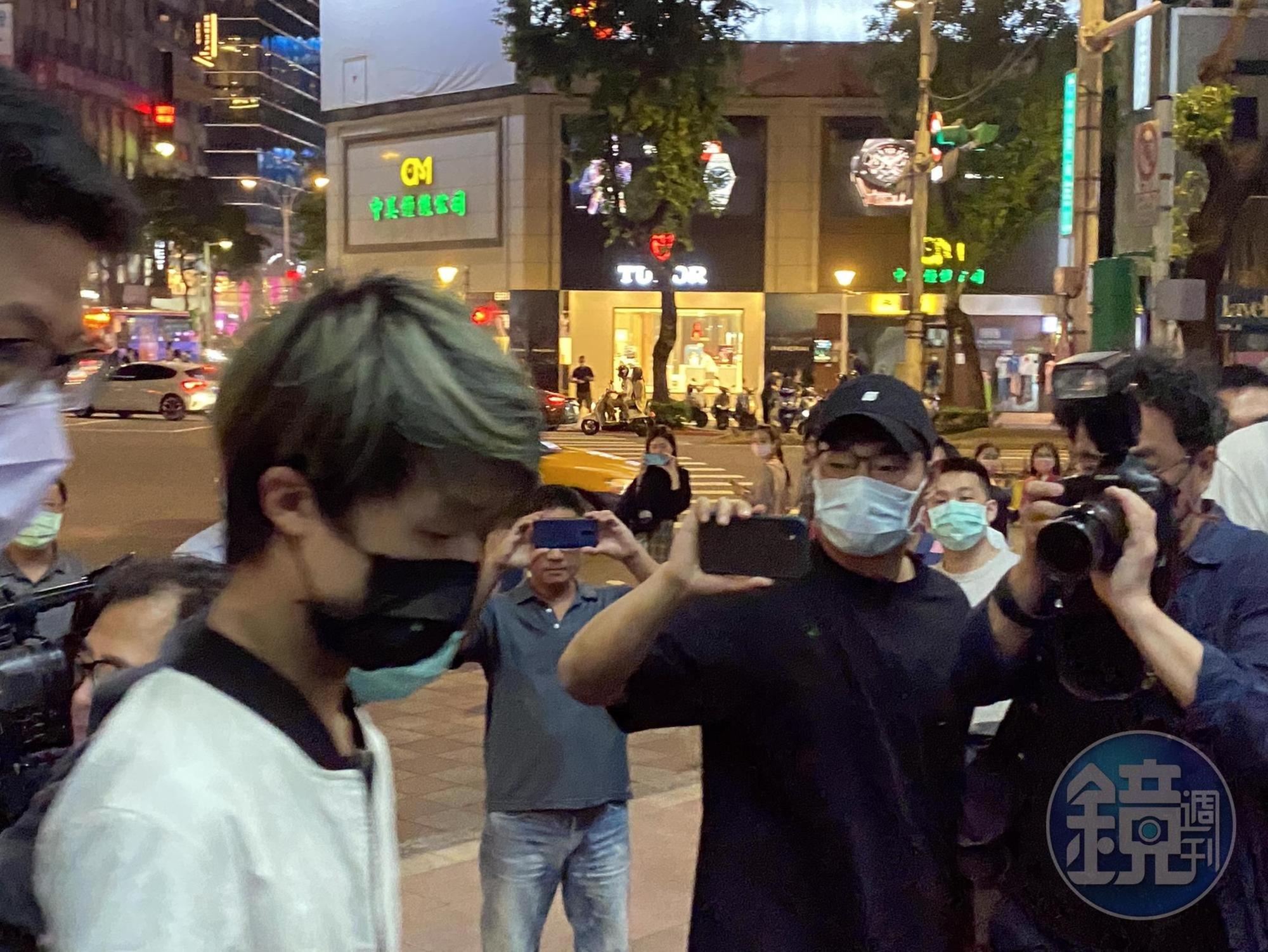 警方逮捕潑灑蟑螂的曹男。（讀者提供）