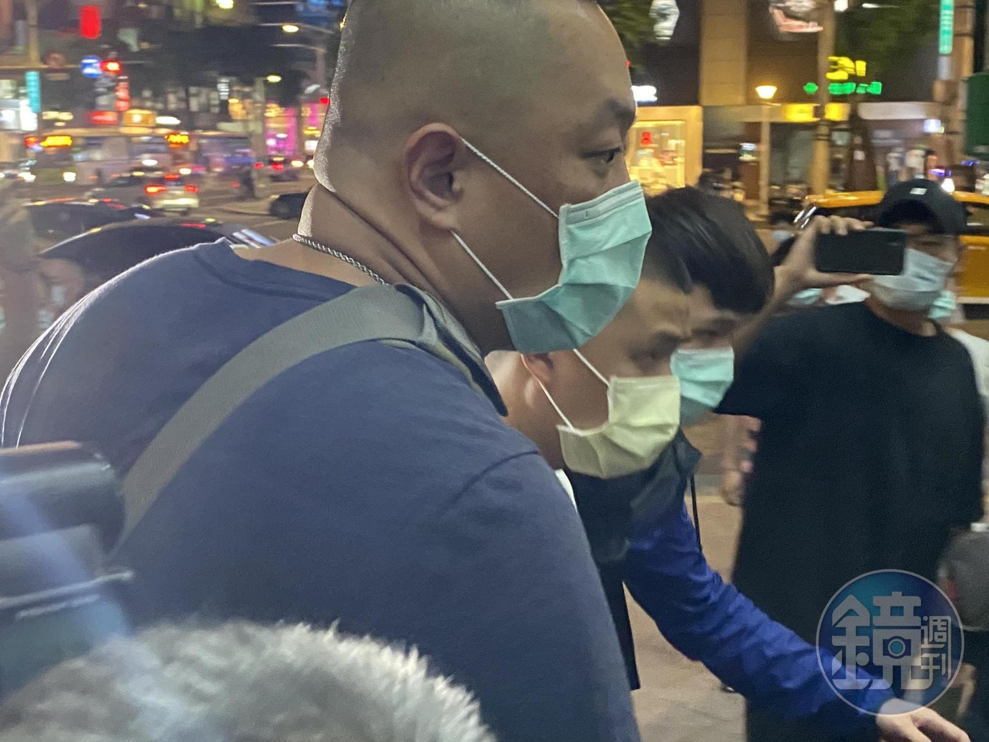 警方逮捕現場把風的吳男（中）。（讀者提供）