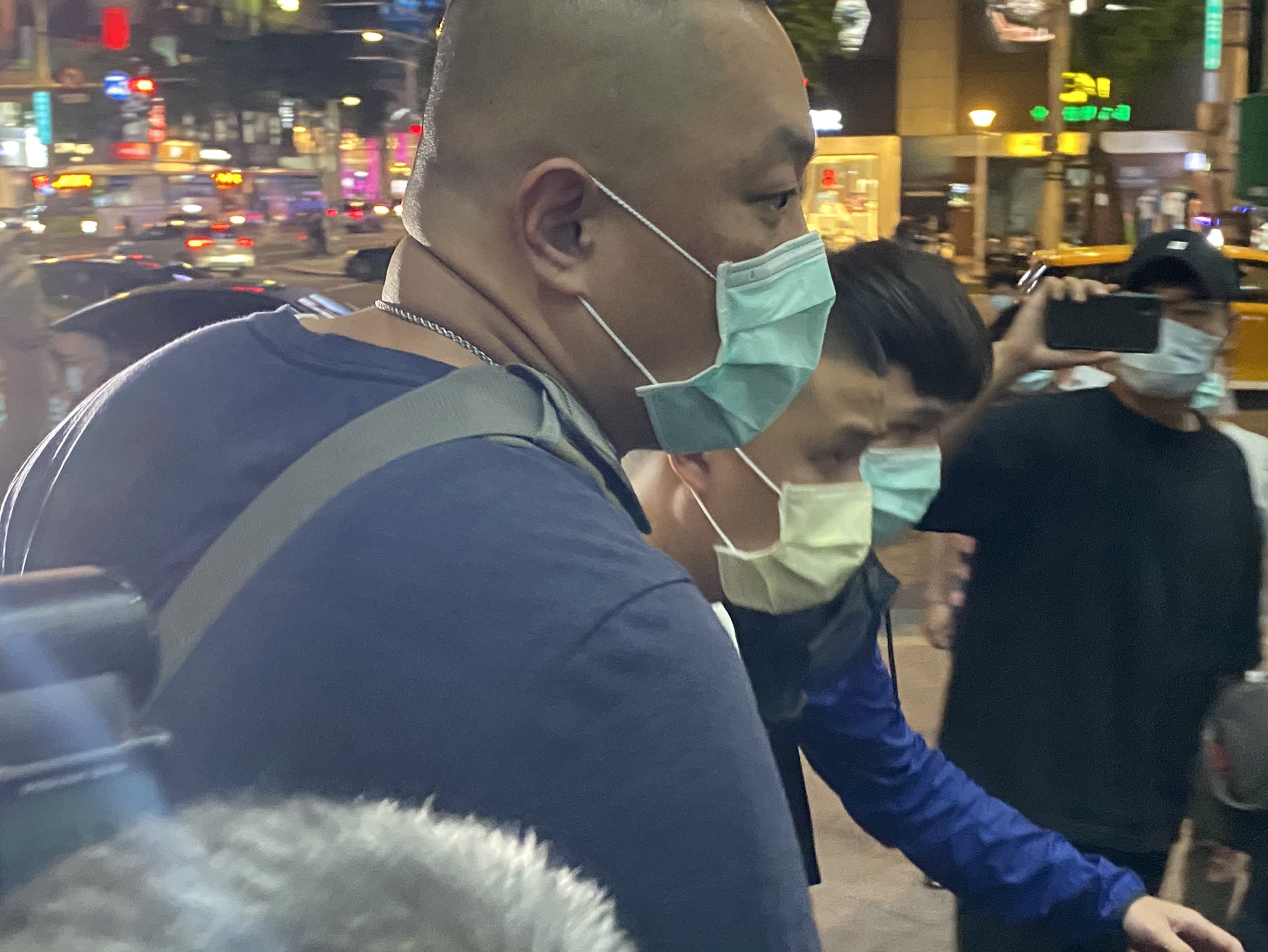 警方逮捕現場把風的吳男（中）。（讀者提供）