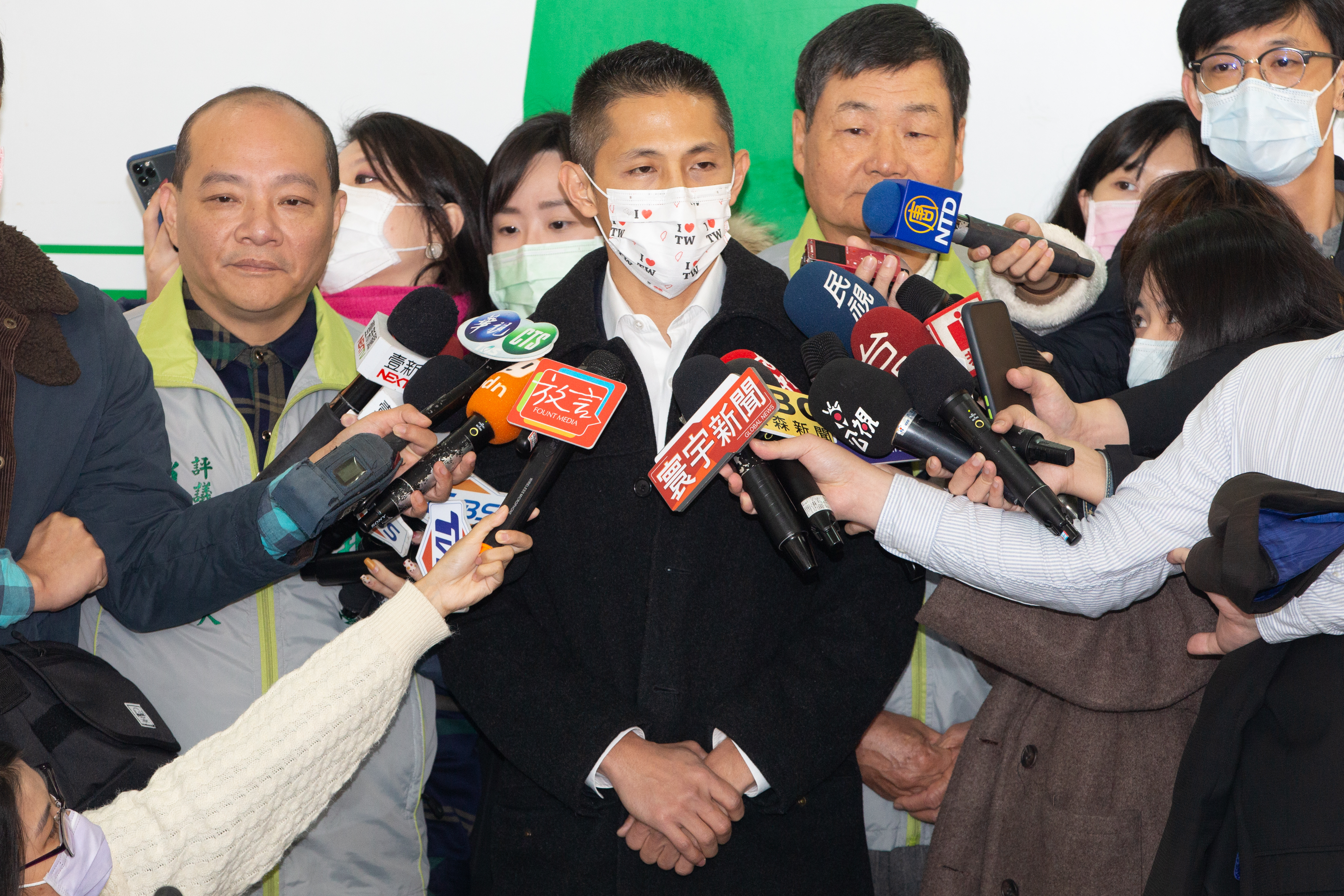 台北市黨部主委吳怡農（中）今天表示，初步看到有5名黨員違反入黨規定，若真的違反，市黨部絕對嚴懲。（本刊資料照）