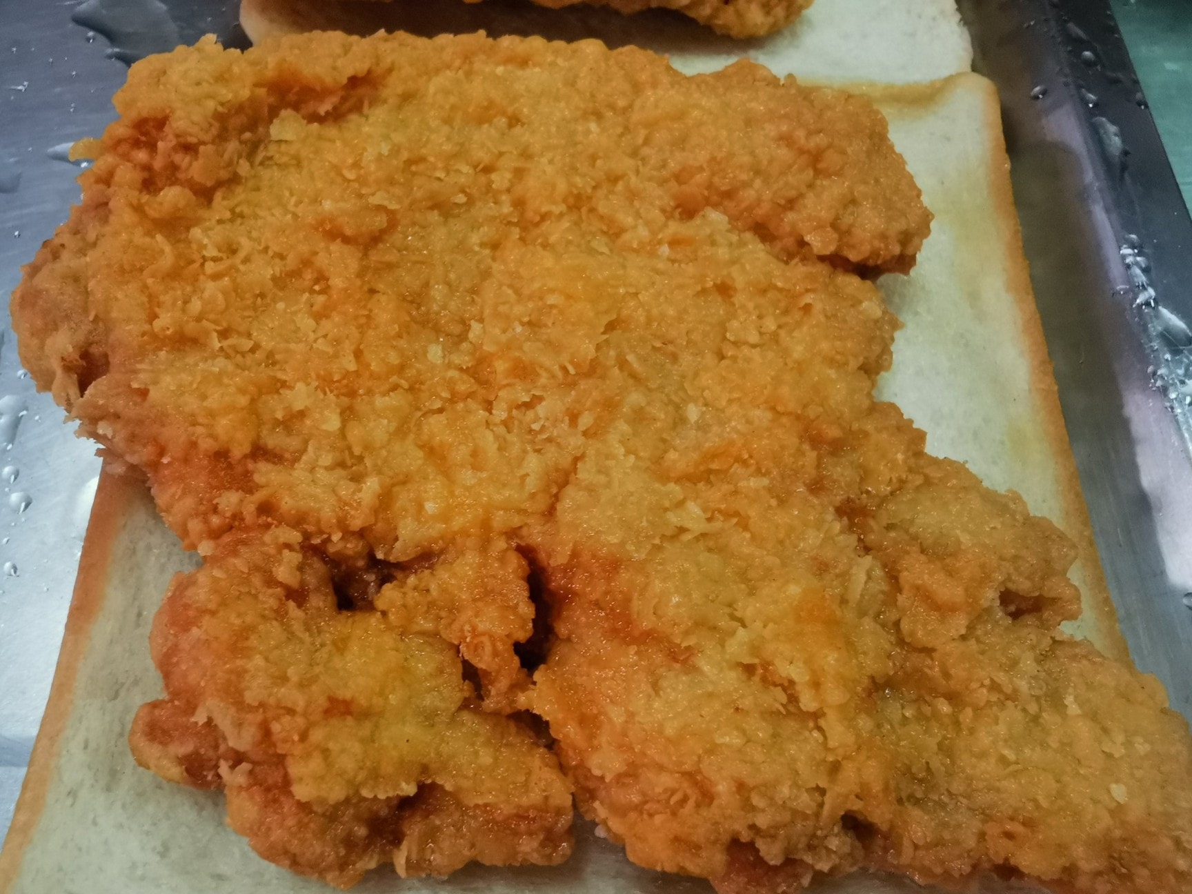 有早餐店賣卡啦雞腿堡加蛋50元，引發正反雙方網友熱議。（翻攝自爆怨2公社）