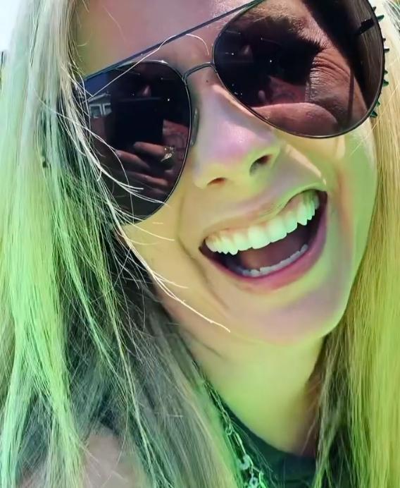 艾薇兒跌倒後自己卻笑得合不攏嘴。(翻攝自Avril Lavigne Instagram)