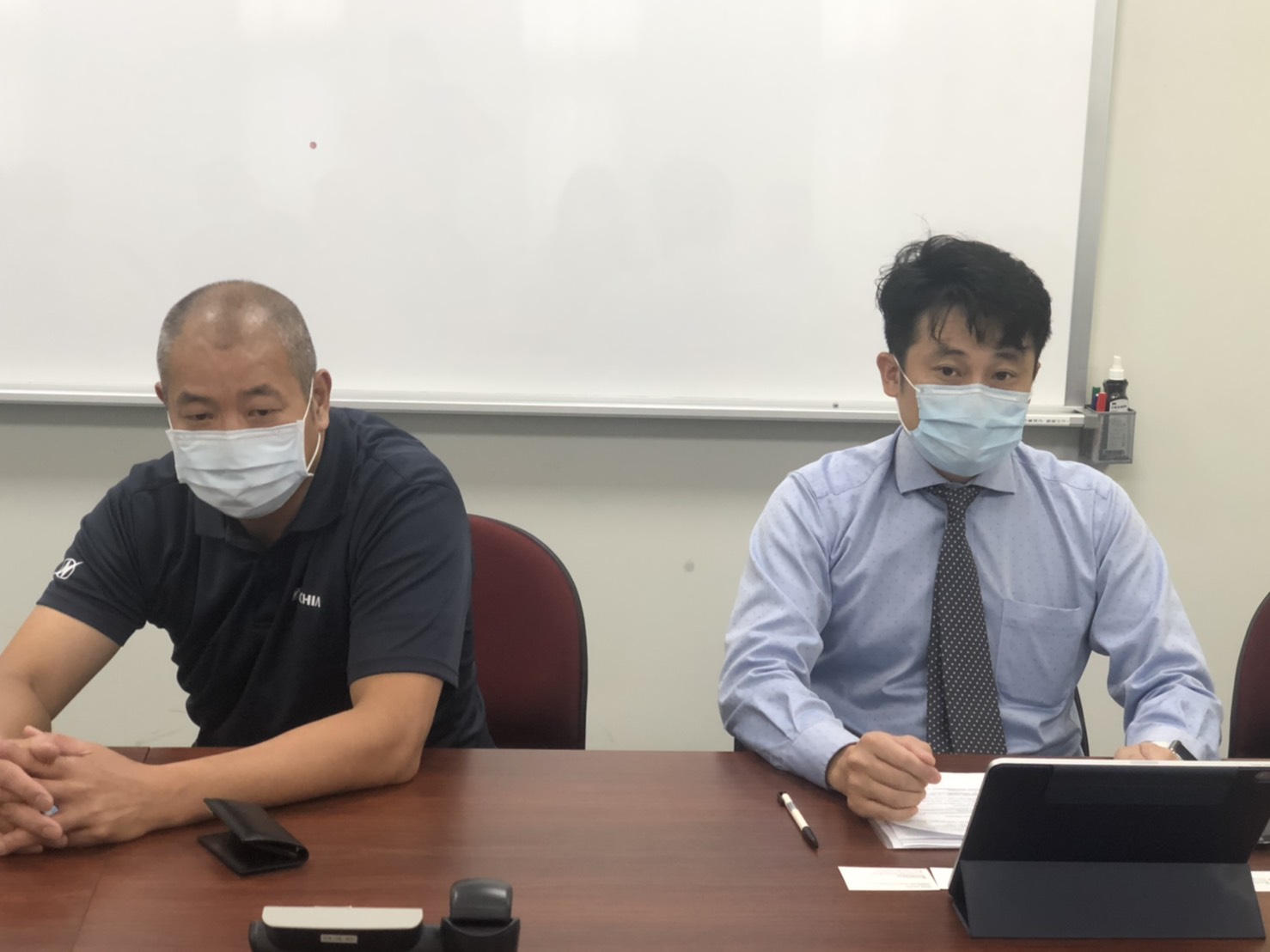 日亞化總經理戴圳家（左）及副總石上幸志（右）說明開發的新產品。（日亞化提供）