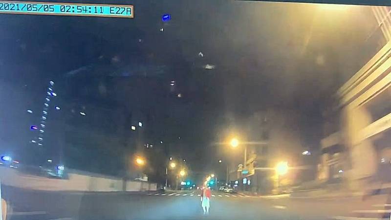 肇事撞死名嘴之母的美髮師辯稱現場沒有燈,但行車記錄器曝光,現場光源還算充足,是他車速太快。(翻攝畫面)