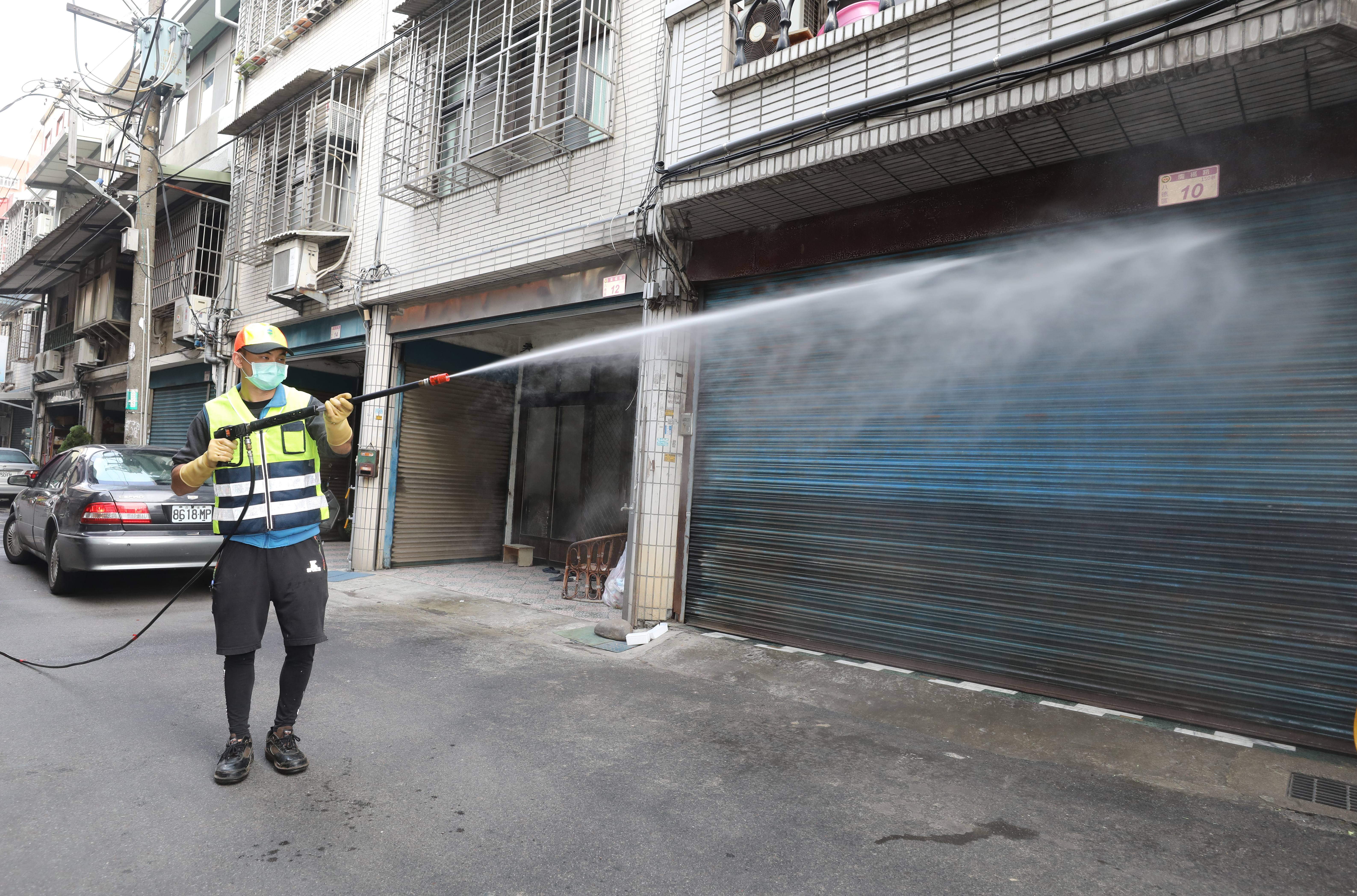 北市某國宅驚爆有確診機師居住，並在日前急消毒；圖為桃園進行市場消毒作業，非此事件畫面。（本刊資料照）