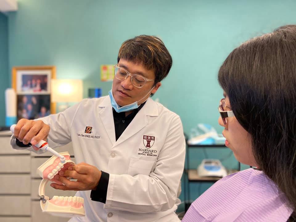 知名牙醫陳俊龍遭人告發，未取得執照時就替殯葬大亨李世聰等3位病患植牙。（翻攝陳俊龍臉書）