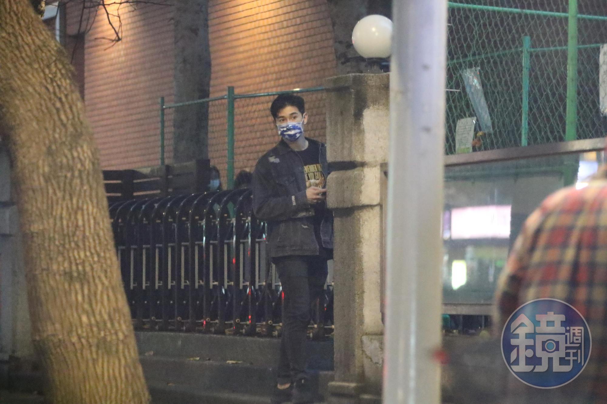 張立昂在本刊的鏡頭之下，雖然只是跟男性友人相約，但也行徑詭異。