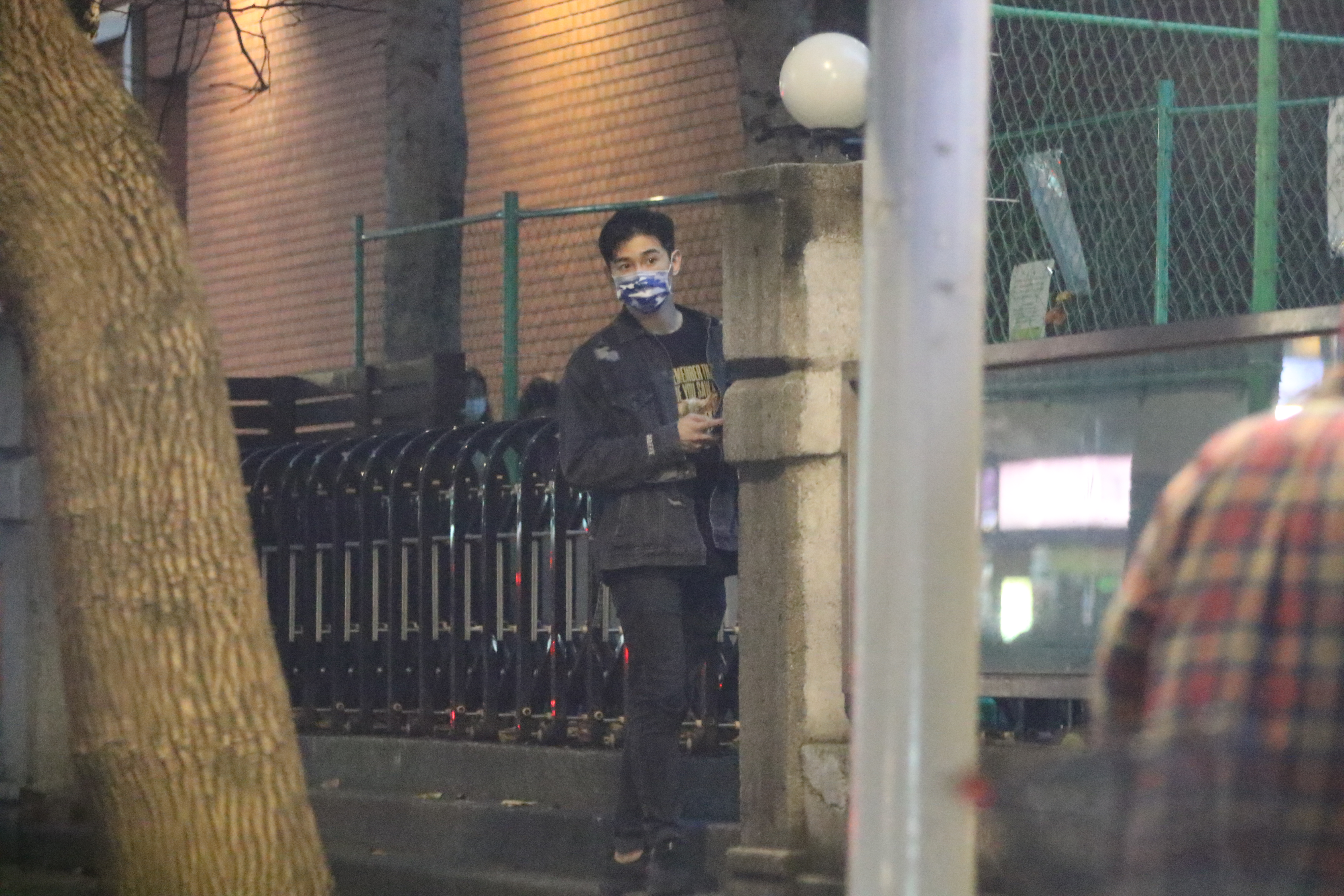 張立昂在本刊的鏡頭之下，雖然只是跟男性友人相約，但也行徑詭異。