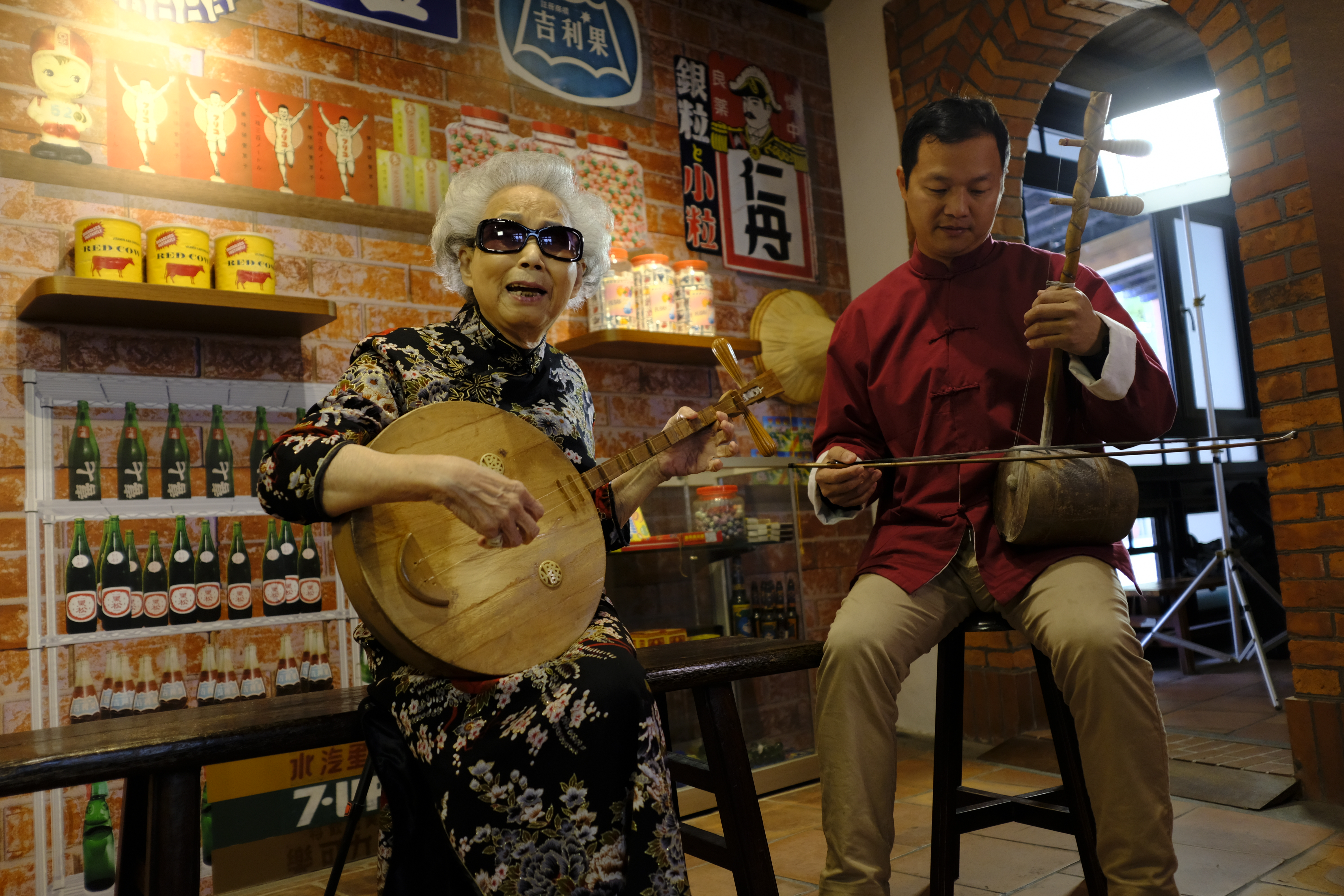 楊秀卿（左）登台前要先至美容院梳妝，再搭配貴氣華服亮相。（公視提供）