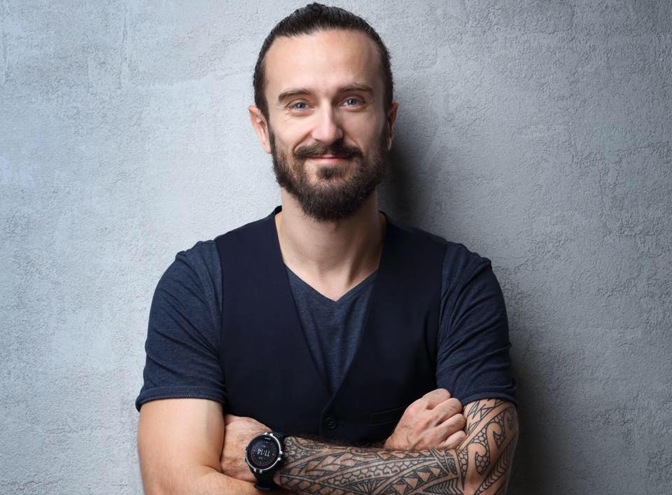 雖然調查結果無罪，《巫師3：狂獵》遊戲總監Konrad Tomaszkiewicz仍因職場霸凌指控決定離開CDPR。（翻攝自Tomaszkiewicz FB）