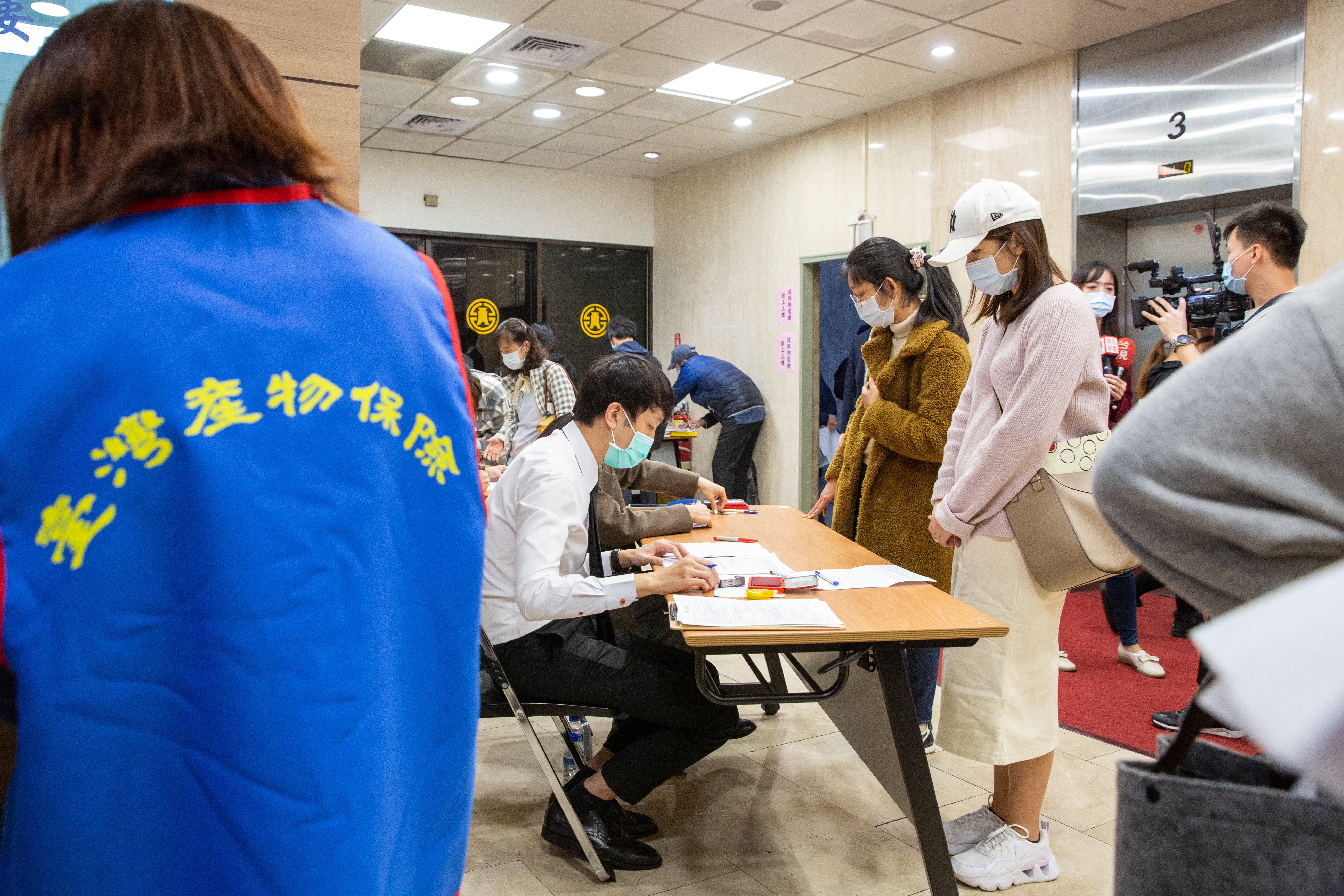 民眾若擔心確診或被隔離風險增加，不妨依預算和風險投保防疫保單。（本刊資料照）