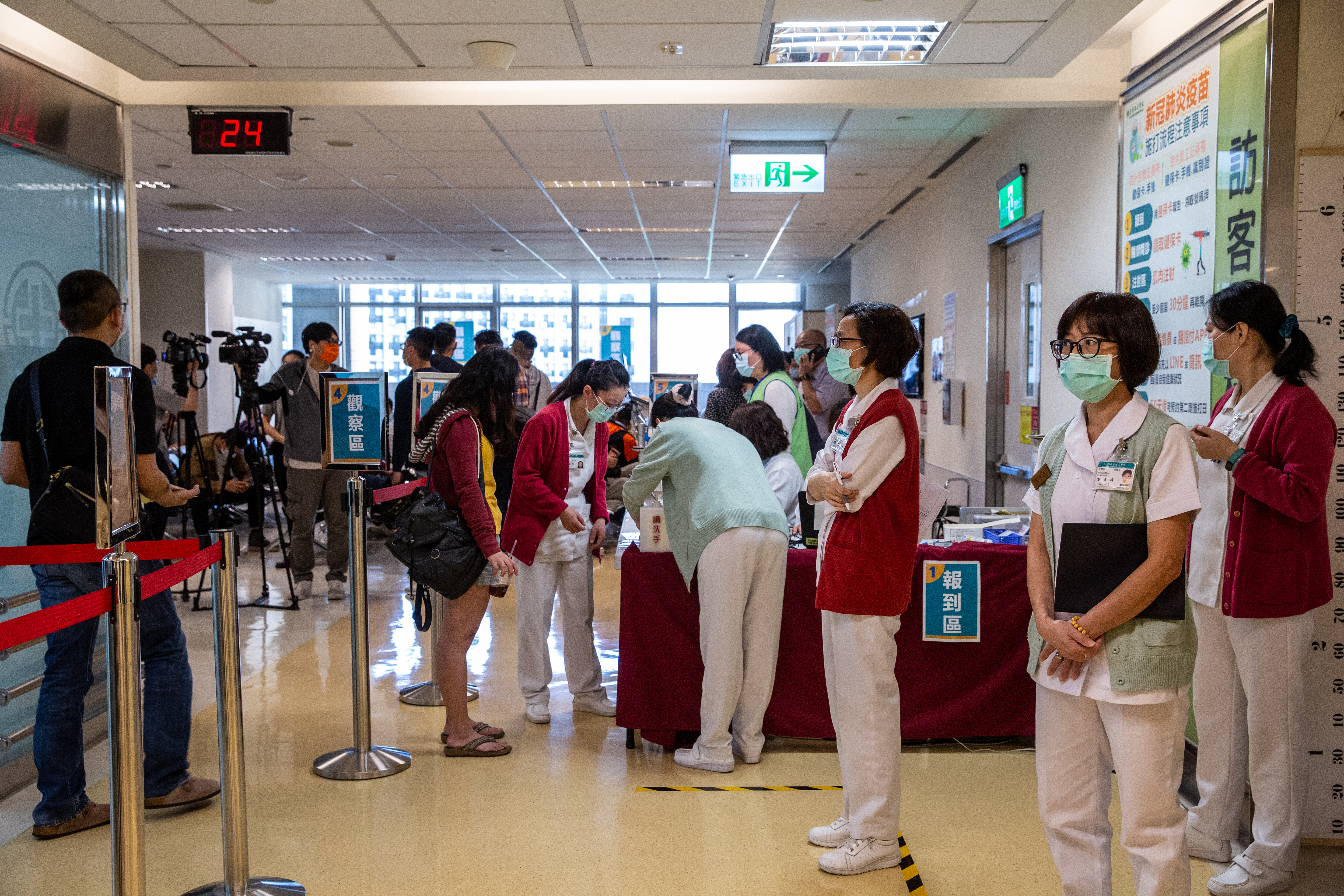 國內日前開放自費疫苗施打，而昨日公費疫苗與自費疫苗之人數均創新高。（本刊資料照）