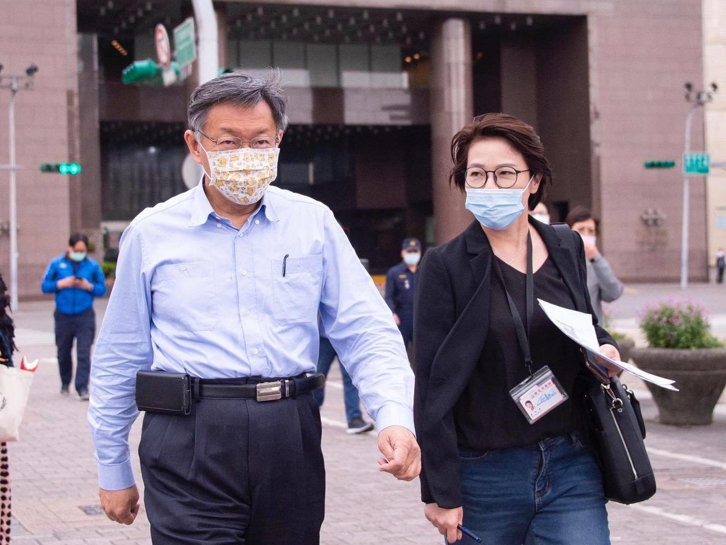 針對機組員屬於交通部管理，台北市長柯文哲（左）與副市長黃珊珊（右）同表不滿。（翻攝自柯文哲臉書）