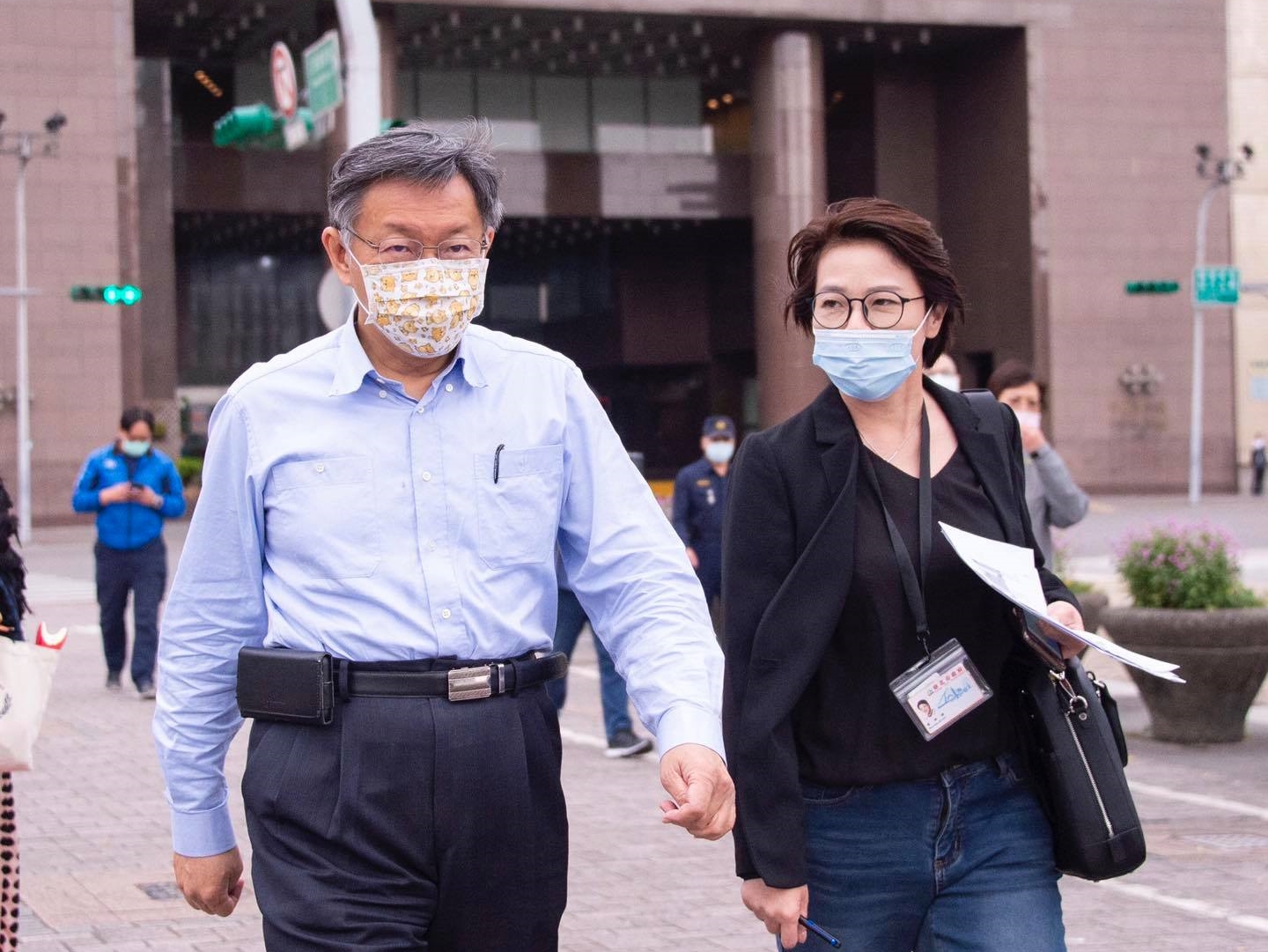 針對機組員屬於交通部管理，台北市長柯文哲（左）與副市長黃珊珊（右）同表不滿。（翻攝自柯文哲臉書）