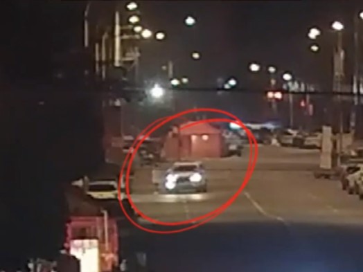 陳男在路邊搭訕田女，被拒後直接開車撞人，還嗆聲「叫你裝清高！」（翻攝自微博）