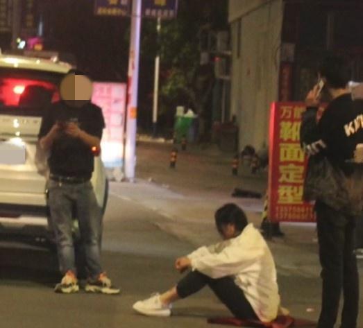 警方隨後趕抵現場,並將陳男以危險駕駛罪及尋釁滋事罪拘留。(翻攝自微博)