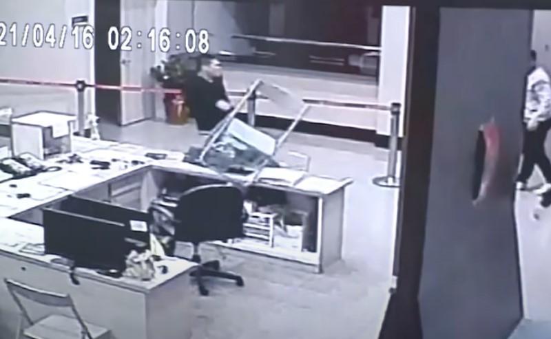 「松山之亂」96秒監視器影像公布,黑衣人闖入中崙派出所鬧事。(翻攝畫面)