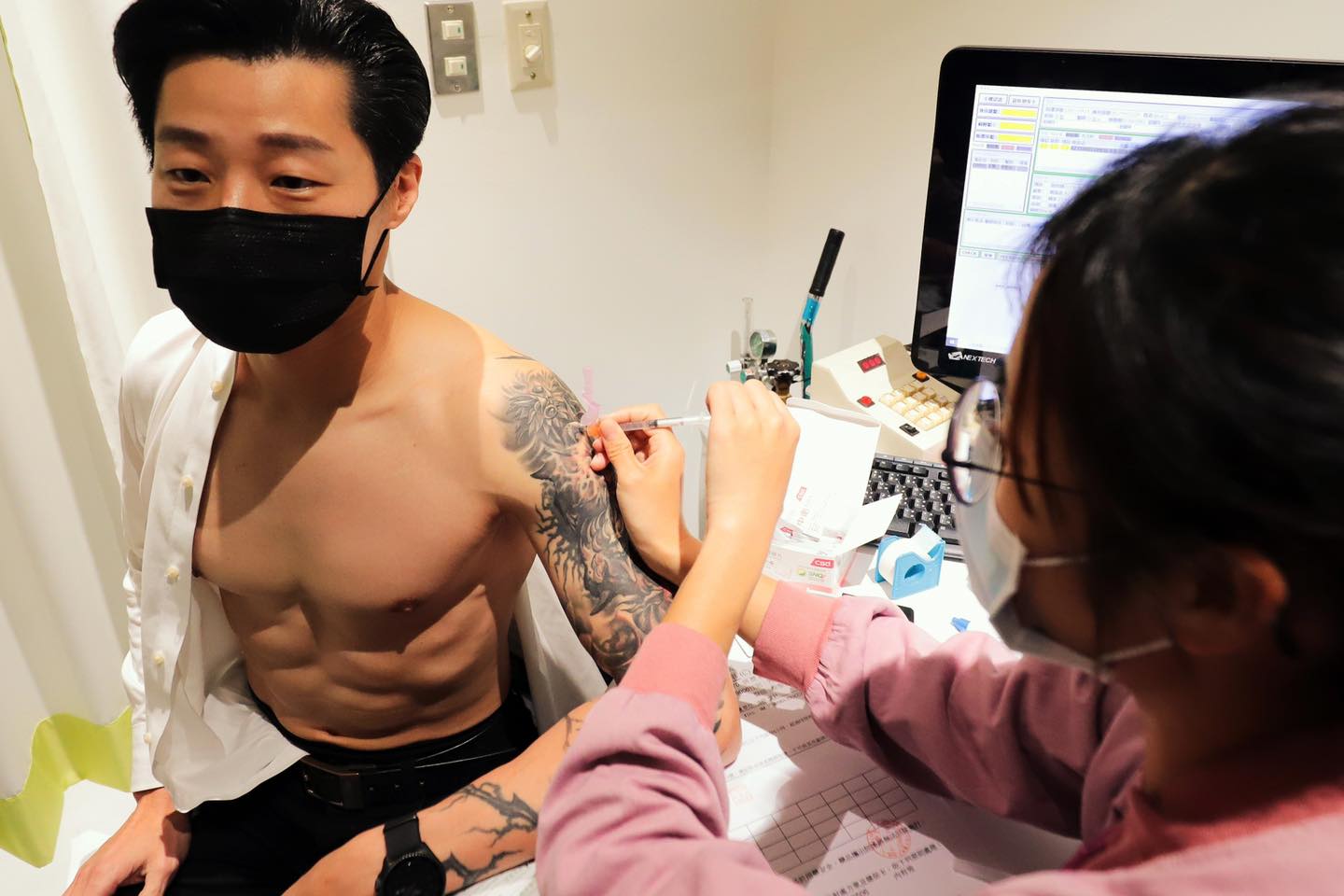 立委林昶佐5日前往萬芳醫院施打自費疫苗，露出結實胸肌和腹肌吸引目光。（翻攝自林昶佐 Freddy Lim臉書）