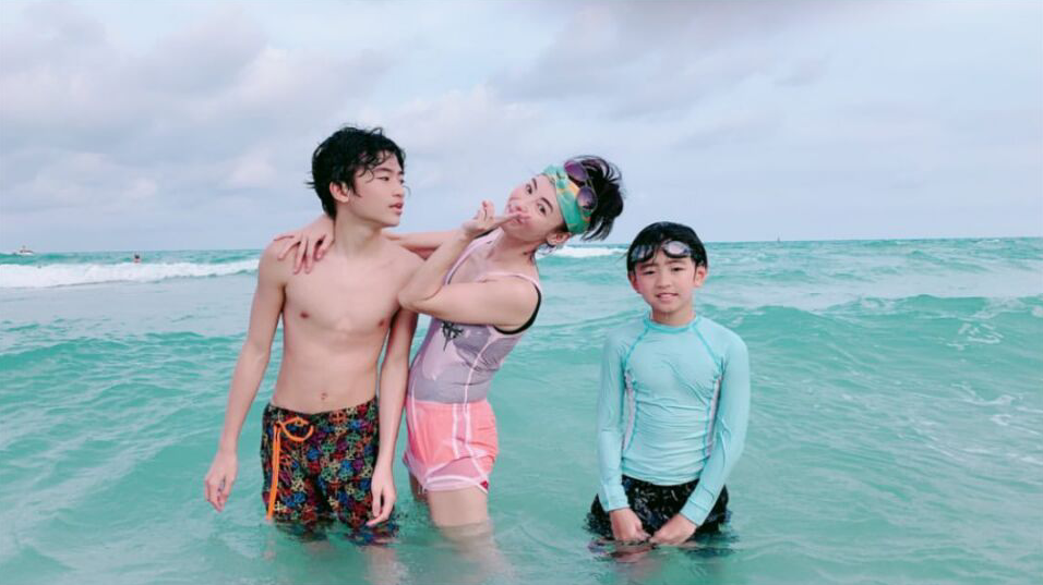 Lucas（左）不僅外型，連聲音和個性都神似謝霆鋒。（網路照片）