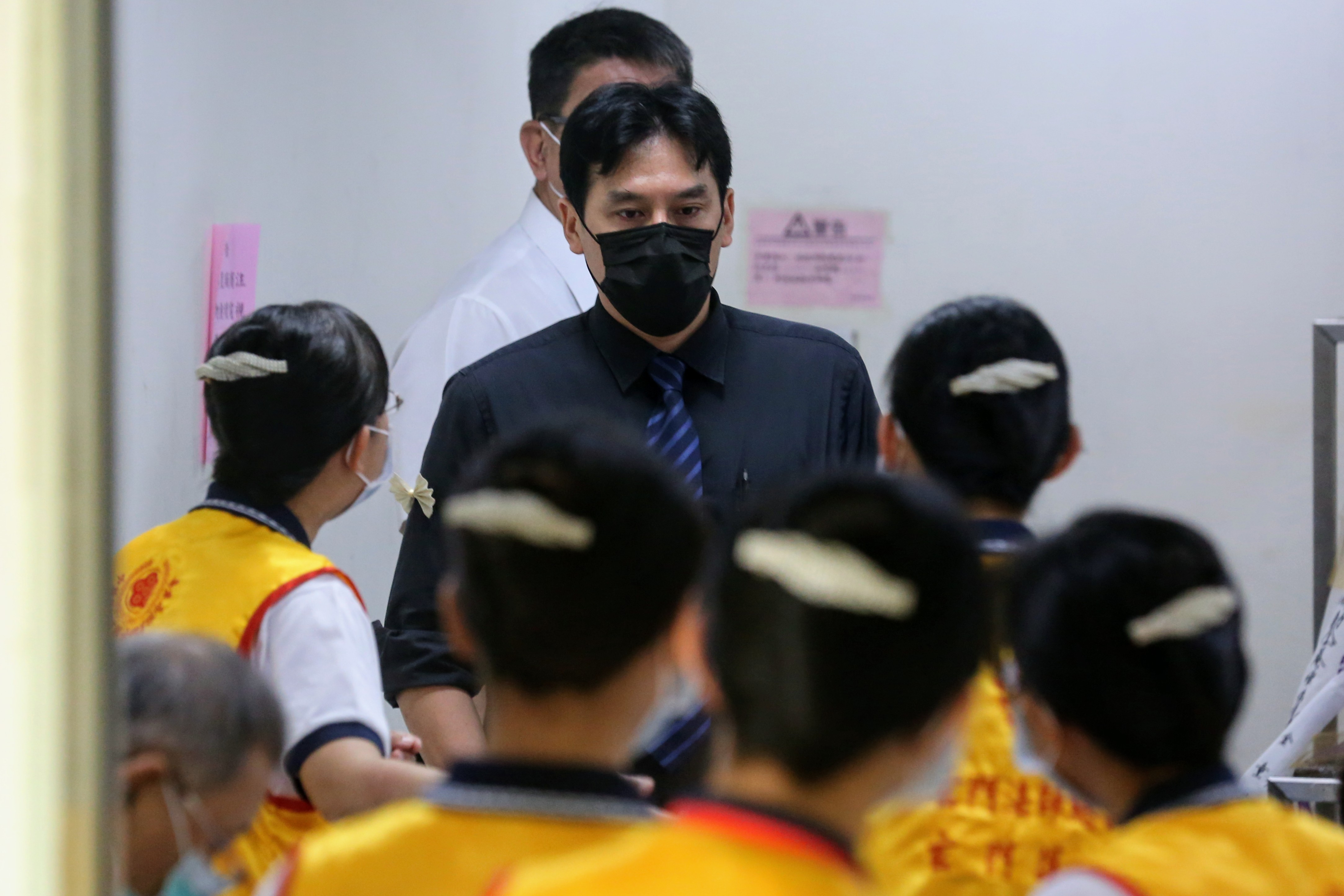 資深媒體人黃暐瀚的母親昨天遭撞身亡，今天他赴台中殯儀館辦理母親後事。