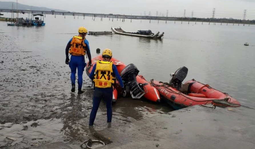 消防人員搭乘橡皮艇沿河道搜尋。（翻攝畫面）