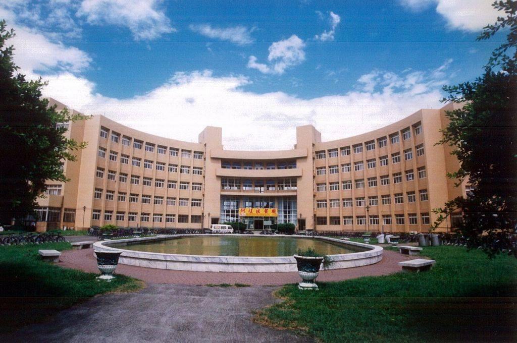 中央大學日前驚傳有對男女光天化日下做「羞羞」的事。（翻攝自國立中央大學臉書）