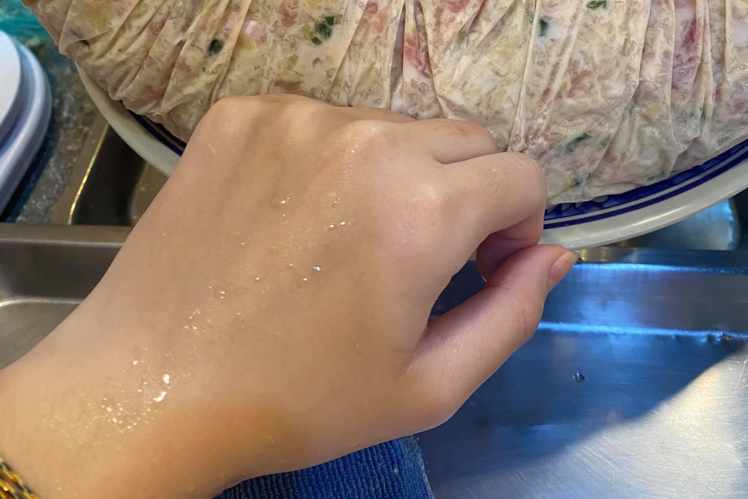 店員遭質疑「煮菜都不戴手套」，委屈地上網發問。（翻攝自「爆怨2公社」臉書）