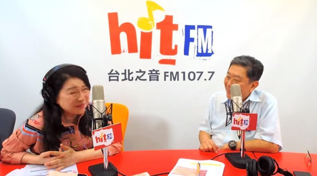 針對外界批評機組員未列在疫苗第一順位,李秉穎(右)直言,「把機組員排第一,會被國際笑死!」(翻攝自 hitfm YouTube)