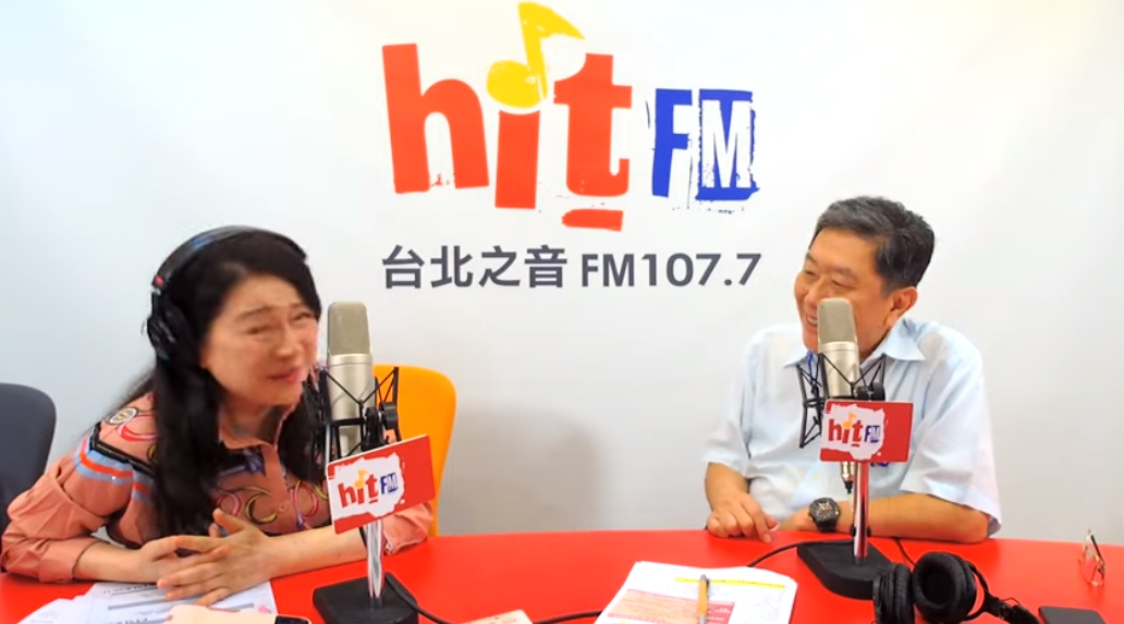 針對外界批評機組員未列在疫苗第一順位，李秉穎（右）直言，「把機組員排第一，會被國際笑死！」（翻攝自 hitfm　YouTube）