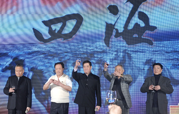 四海幫受政府查緝黑金一度轉進大陸發展，卻意外搭上上海經濟起飛列車。圖為2014四海幫晚會，歷任幫主同台致意。（刑事局提供）