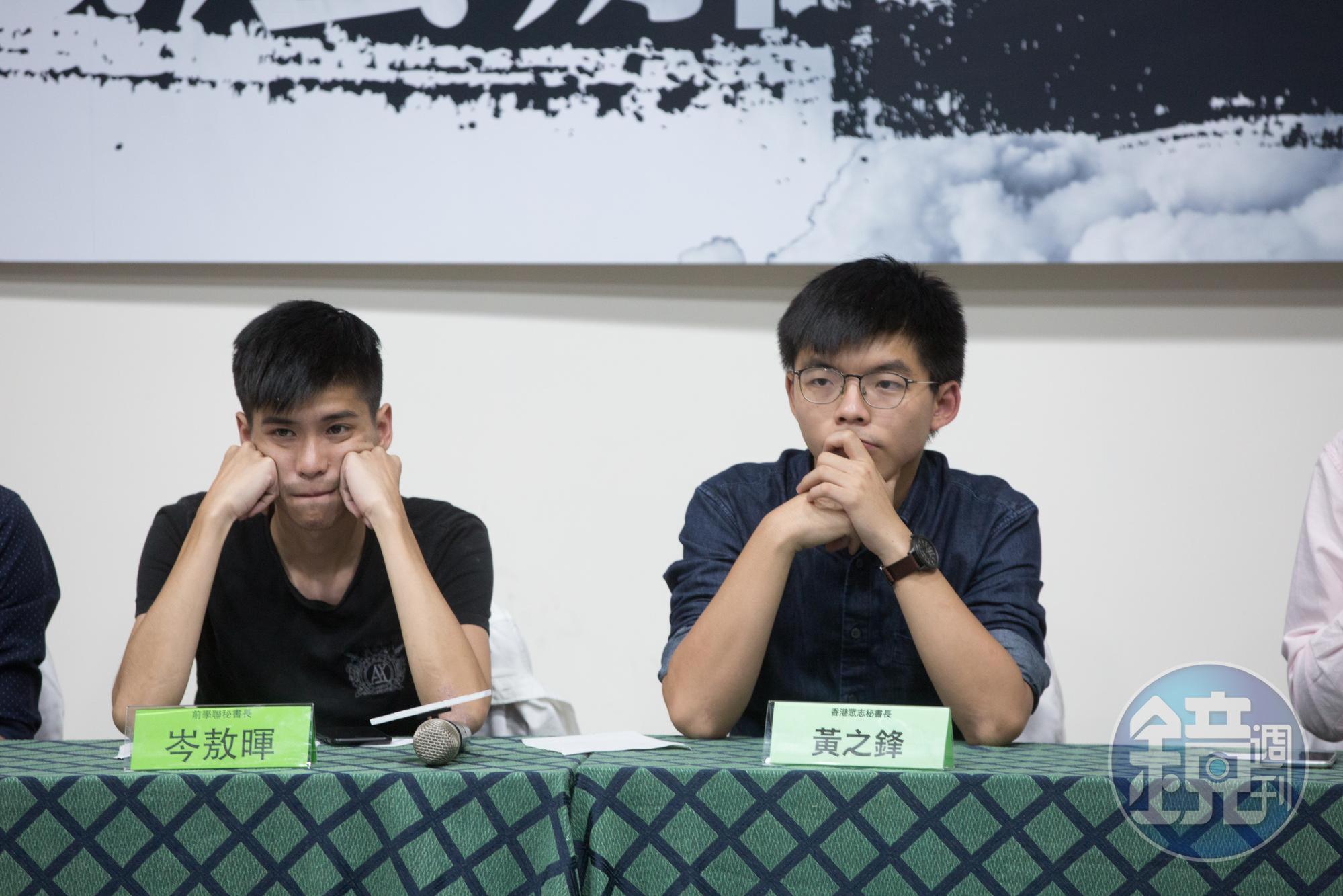 黃之鋒（右）、岑敖暉等人去年參加六四紀念晚會，遭依非法集結為由判刑。（本刊資料照）