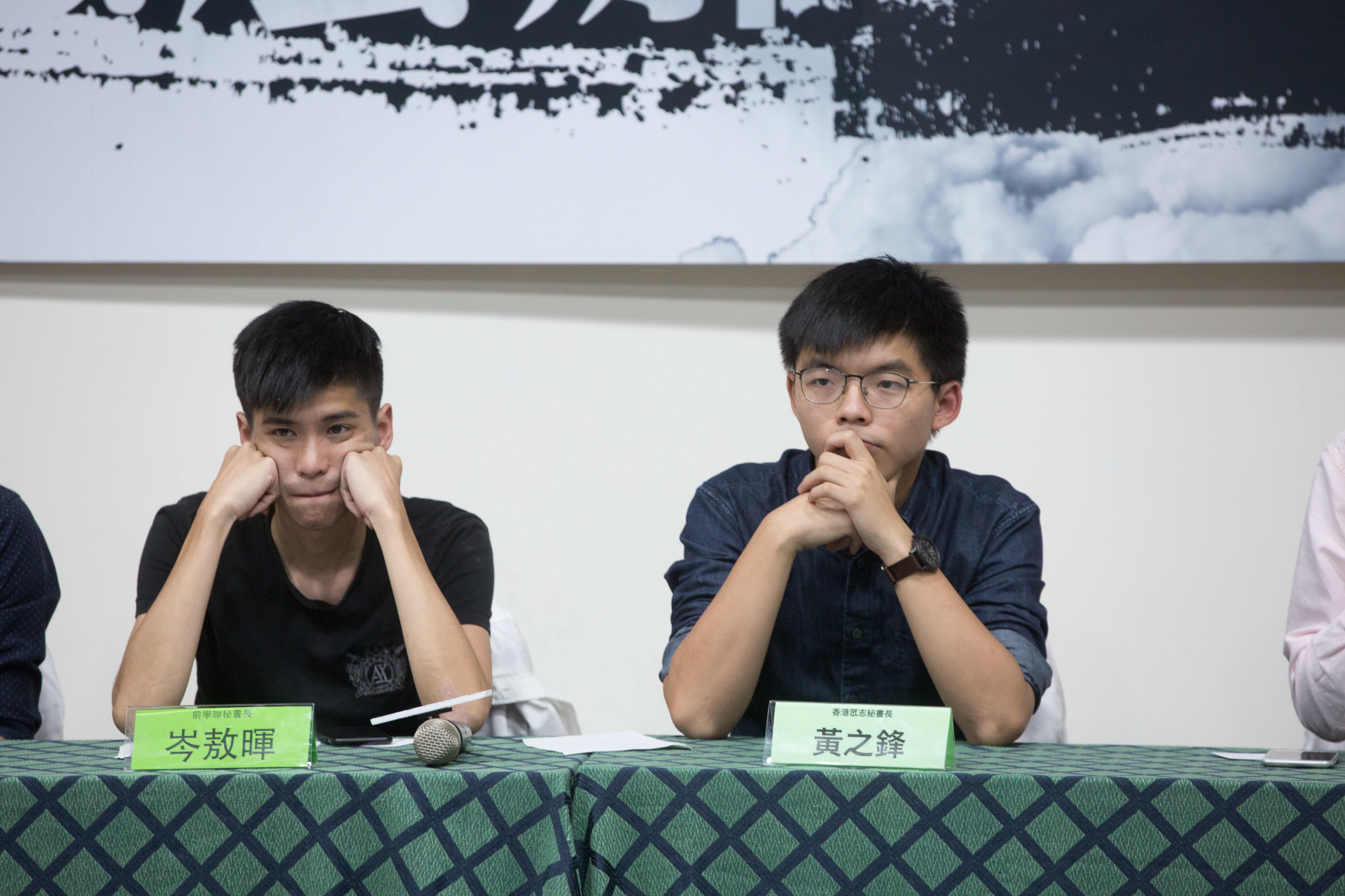 黃之鋒（右）、岑敖暉等人去年參加六四紀念晚會，遭依非法集結為由判刑。（本刊資料照）