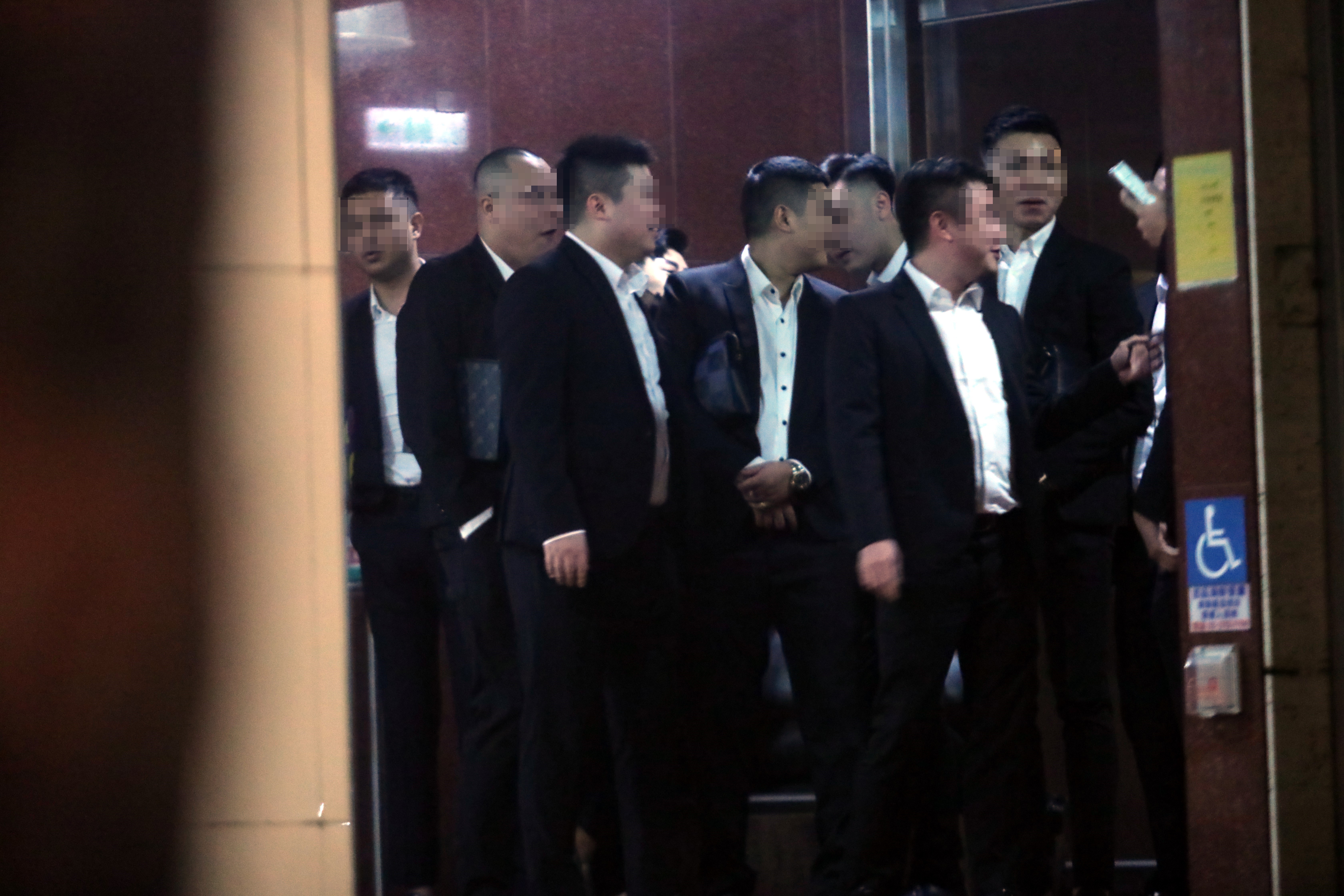 當年四海幫被公認是最會「賺錢」的黑幫，不管是經營錢莊、土地買賣或介入重大工程牟利，幾乎是無往不利。圖為四海幫聚會。（本刊資料照）