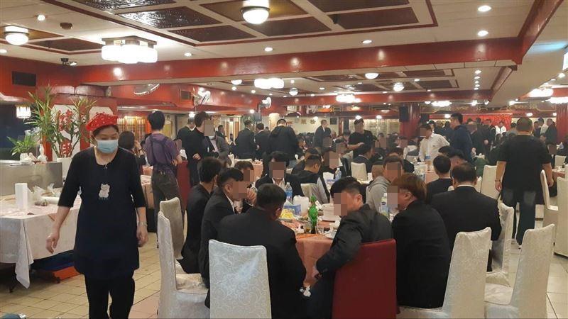 四海幫卸任幫主賈潤年擔任幫主時,每年都會與幫眾舉辦春酒。(翻攝自網路)