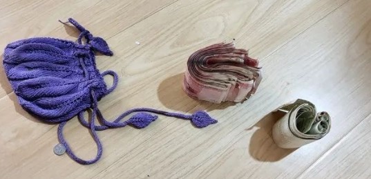沙發主人疑似將物品藏在沙發夾層,卻放到忘記,將現金和金塊連同沙發一起丟掉。(翻攝自微博)