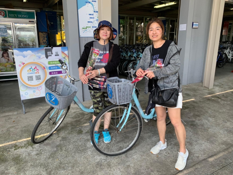 母親節到新北市河濱公園租借站租借自行車，完成簡單任務就能免費騎乘2小時。（新北市高灘處提供）