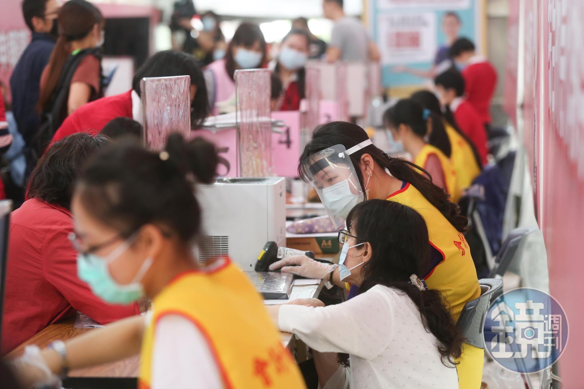 受疫情影響遭到隔離或住院治療者，可延後一個月完成申報繳稅；圖為去年報稅情形。（本刊資料照）