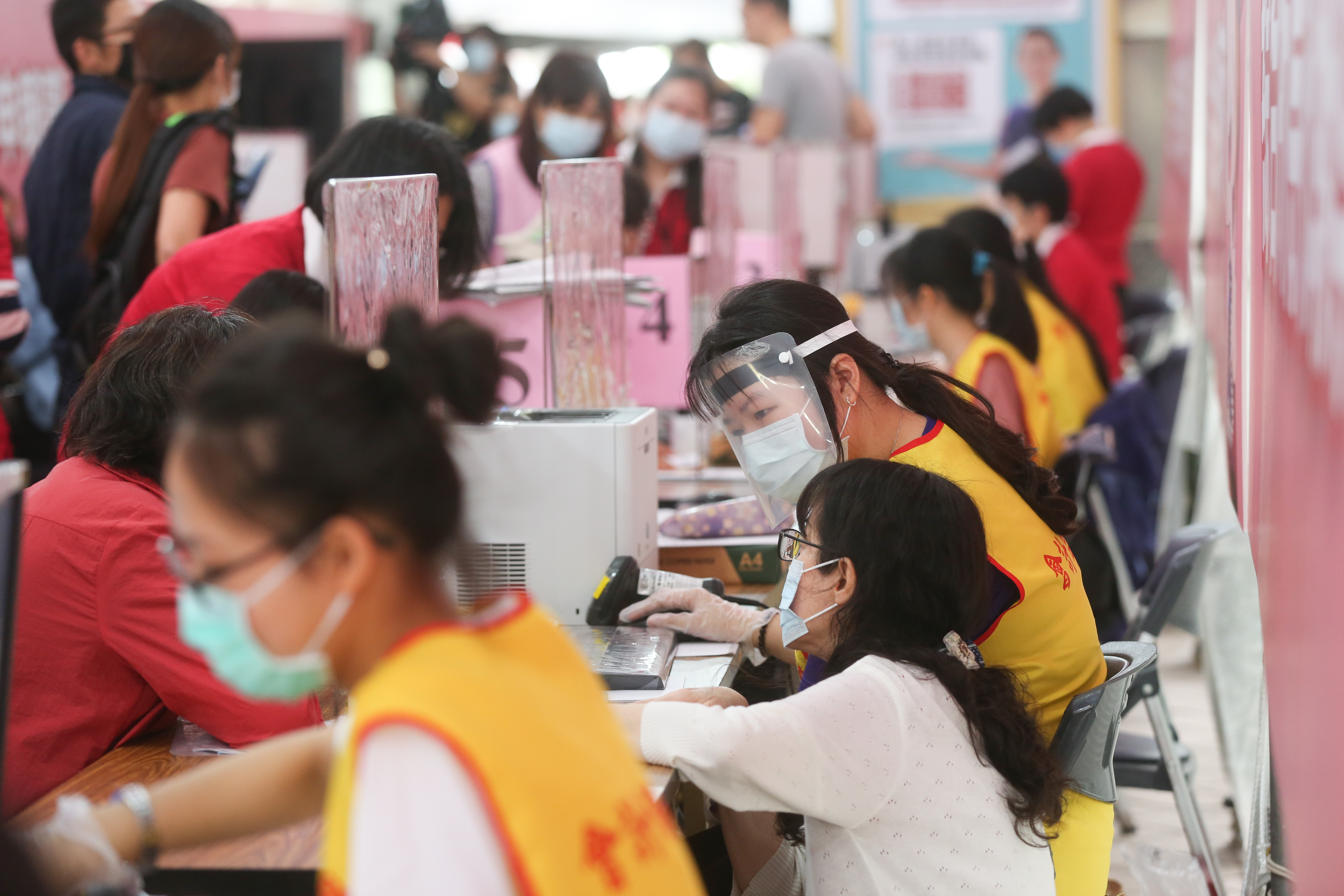 受疫情影響遭到隔離或住院治療者，可延後一個月完成申報繳稅；圖為去年報稅情形。（本刊資料照）