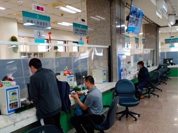 移民署服務站於民眾申辦服務時，將一併協助換發新式統號。（移民署提供）