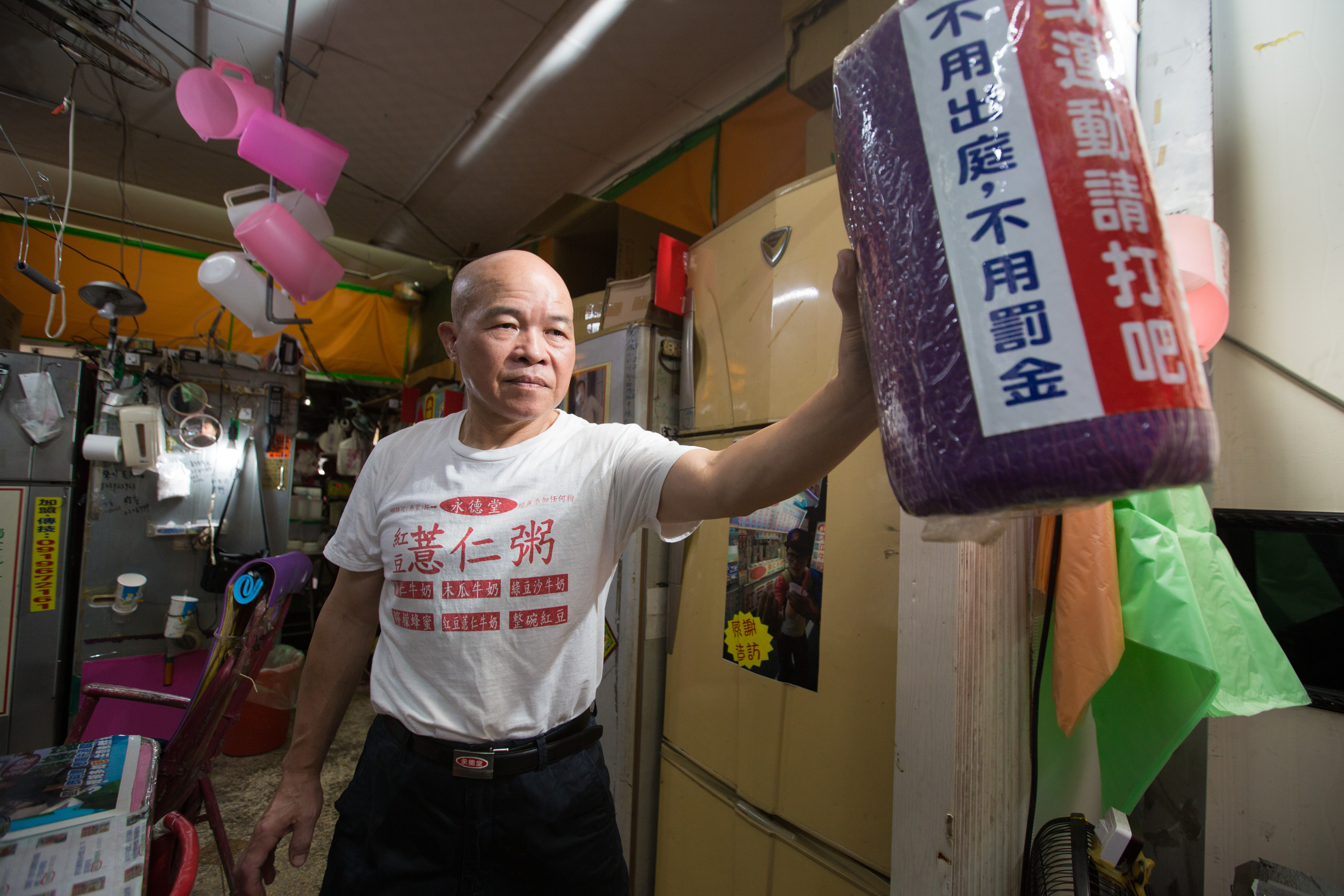 魏睦振在店內放沙包，方便他隨時練拳。