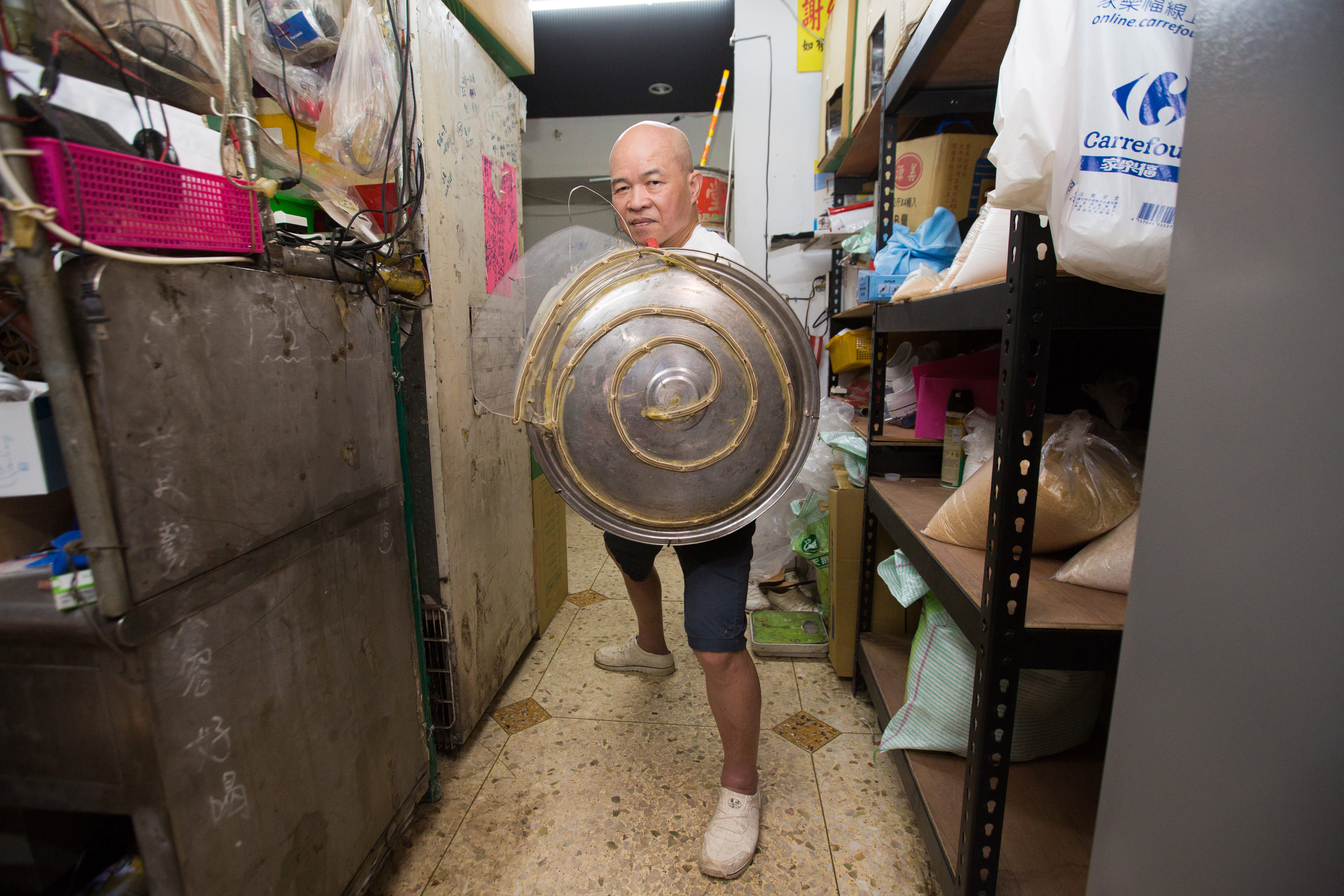 魏睦振自製通電盾牌，作為自衛武器，彷彿美國隊長。