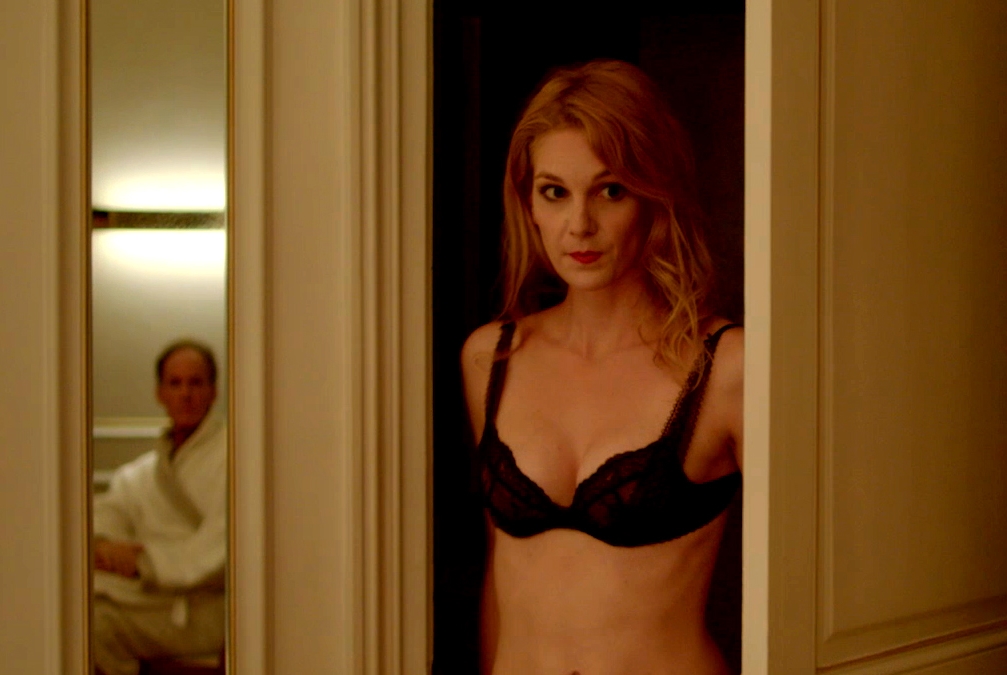 原本是幸福人妻的愛麗絲，外表看來清純，實則擁有完美人才，被伴遊公司看上慫恿她下海當應召女郎。（佳映娛樂）